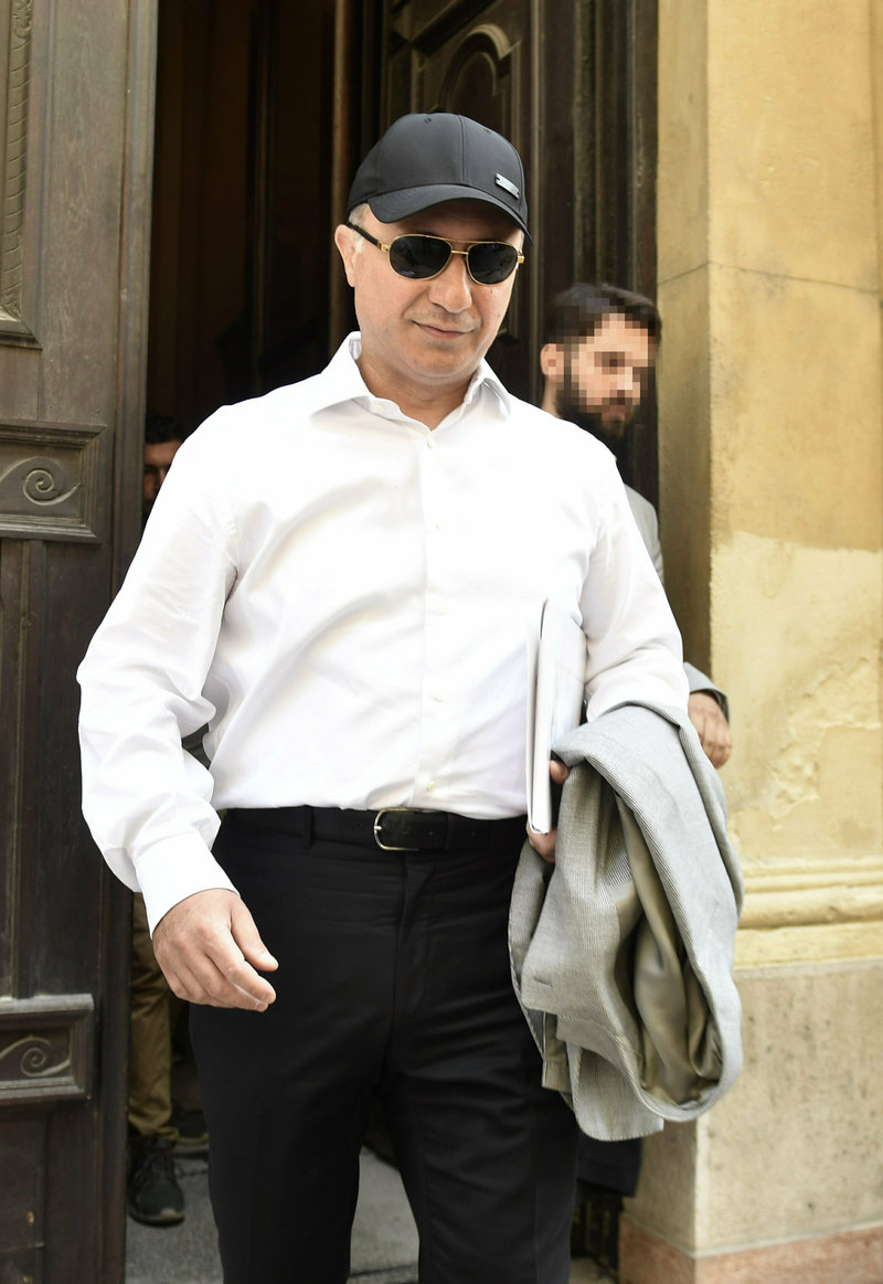 Ο Νίκολα Γκρούεφσκι με καπέλο και γυαλιά ηλίου, βγαίνει από το δικαστήριο