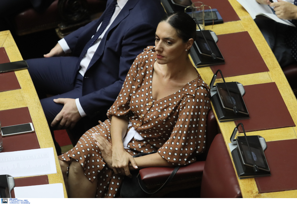 Η Νόνη Δούνια με καφέ πουά φόρεμα στα έδρανα της Βουλής