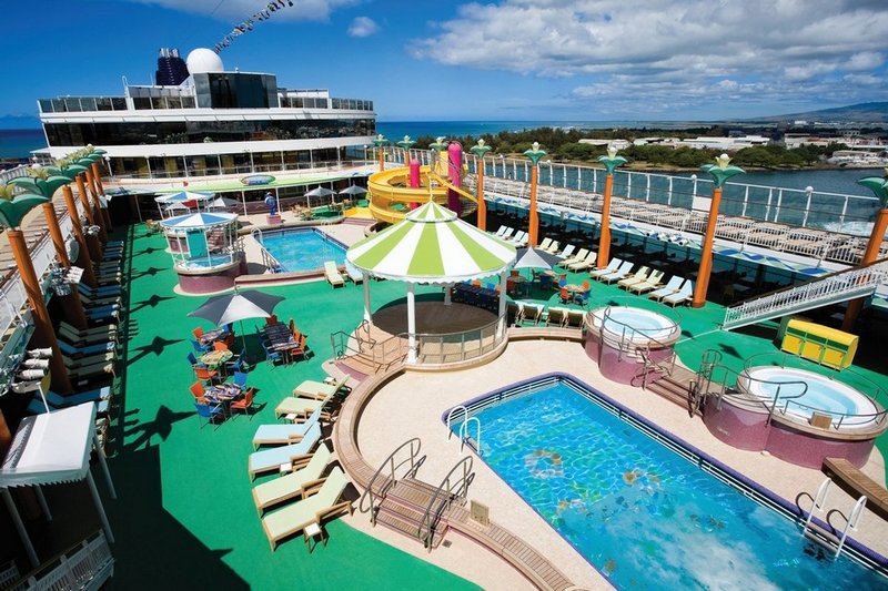 Οι πισίνες στο κατάστρωμα του Norwegian Jade