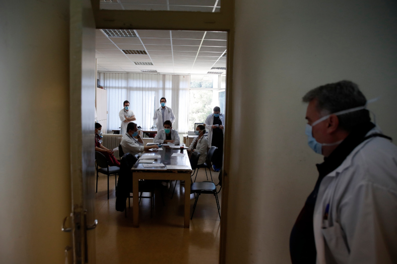 Φοιτητές ιατρικής συμμετέχουν στην πρωινή ενημέρωση των γιατρών στην παθολογική κλινική του νοσοκομείου «Σωτηρία» 