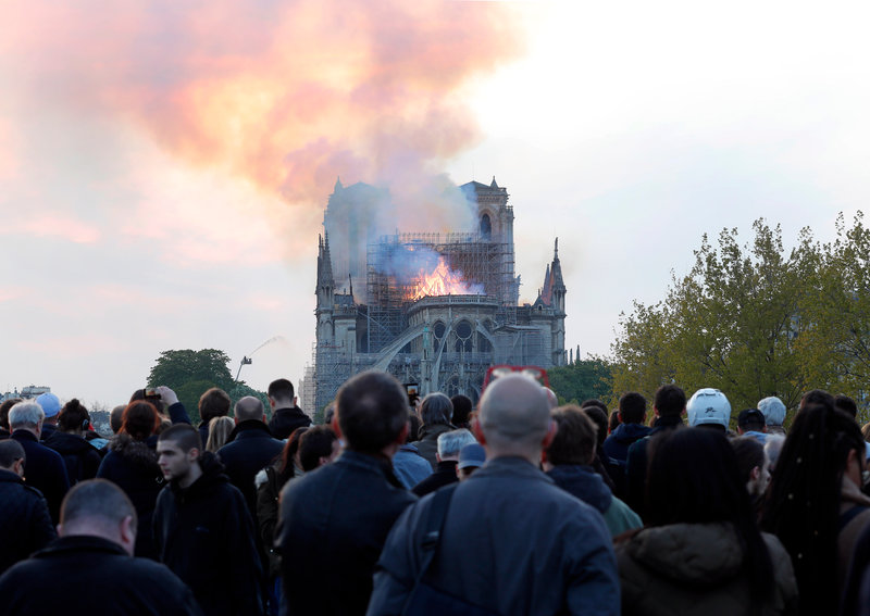 Παριζιάνοι σε σοκ βλέπουν την πυρκαγιά να κατακαίει την Νοτρ Νταμ -Φωτογραφία: AP