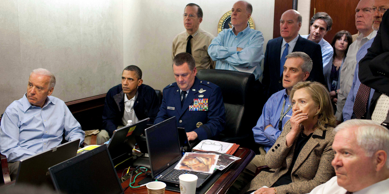 Ο Μπάρακ Ομπάμα και ο Τζο Μπάιντεν (αριστερά) παρακολουθούν την επιχείρηση σύλληψης του Μπιν Λάντεν -Δεξιά πίσω με το γαλάζιο πουκάμισο, ο Αντονι Μπλίνκεν 