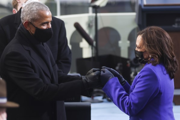 Ο Μπάρακ Ομπάμα χαιρετά με γροθιές την εκλεγμένη αντιπρόεδρο, Καμάλα Χάρις 