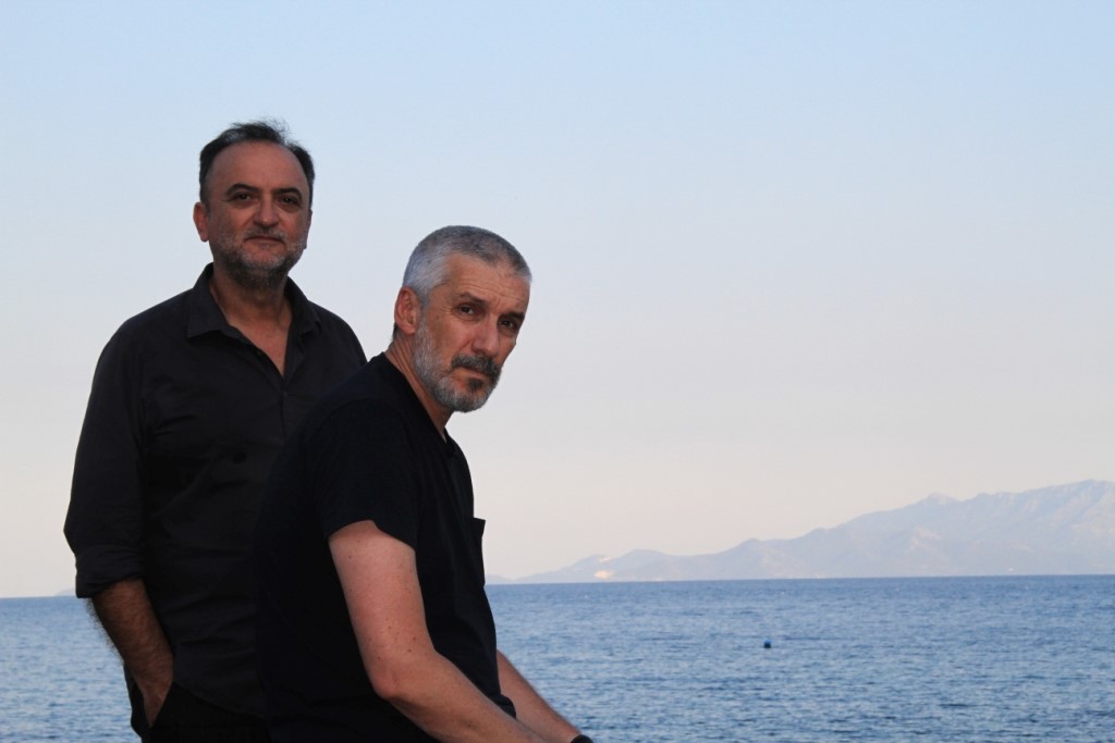 δύο αντρες με μαυρα