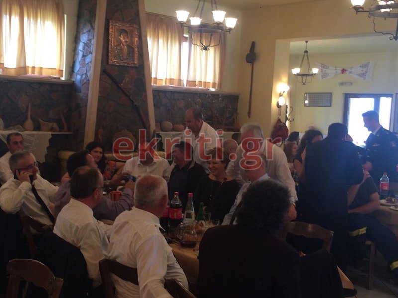 Κατάμεστη η ταβέρνα. Στο μέσον του τραπεζιού εικονίζεται η Ολγα Γεροβασίλη.