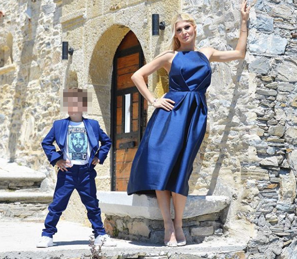Εντυπωσιακή Ολγα Πηλιάκη με μπλε φόρεμα στη βάφτιση της κόρης της