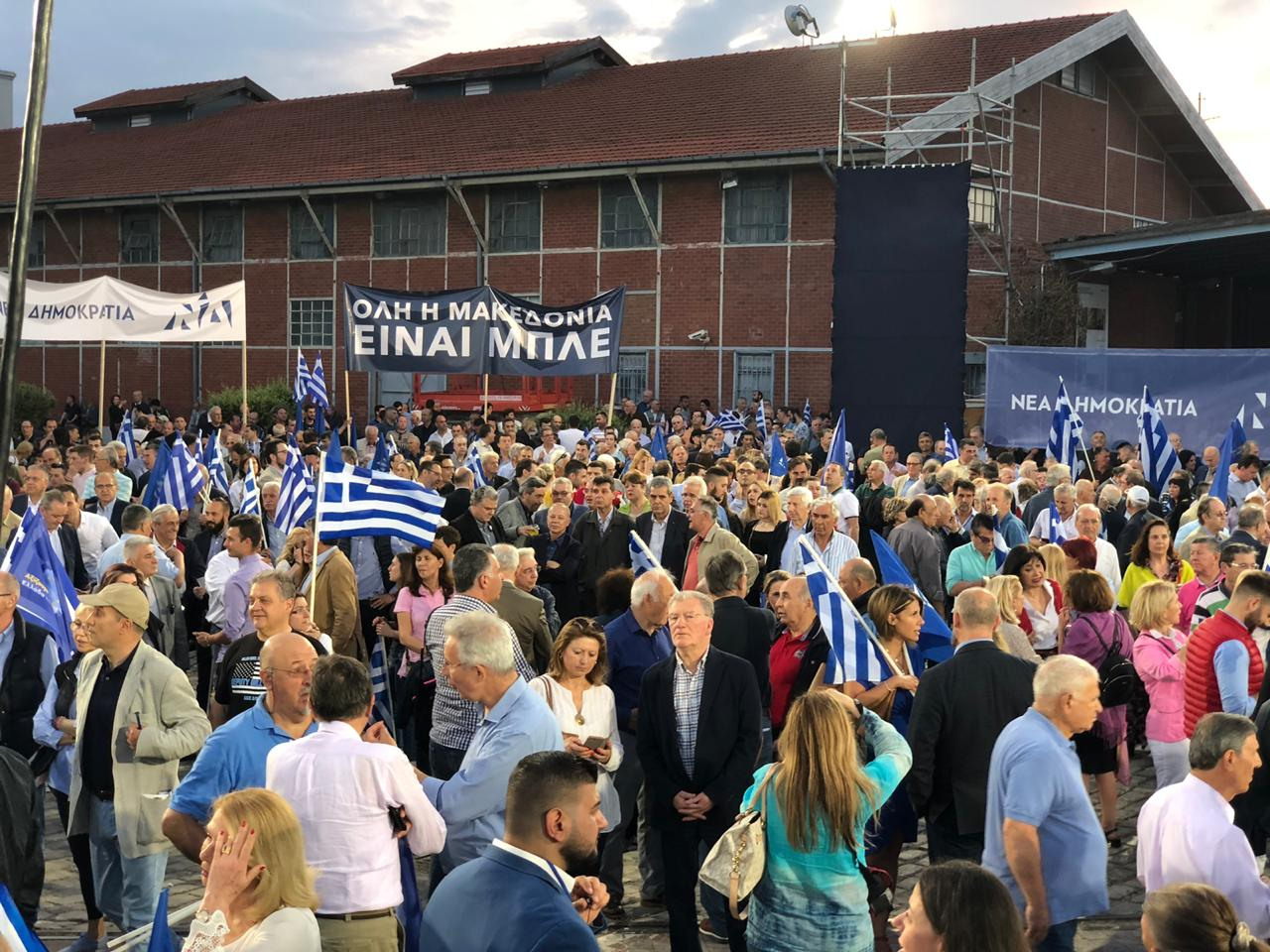Εικόνα από το συγκεντρωμένο πλήθος στη Θεσσαλονίκη πριν την ομιλία του Κυριάκου Μητσοτάκη