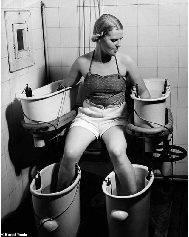 Μην το δοκιμάσετε στο σπίτι! Μια γυναίκα φωτογραφήθηκε βυθίζοντας τα άκρα της σε κουβάδες νερού με ηλεκτρικό ρεύμα για να ενισχύσουν την κυκλοφορία του αίματος το 1938