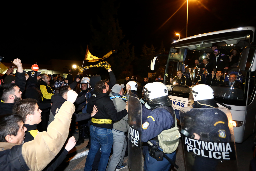 Οπαδοί ΑΕΚ μπροστά σε ΜΑΤ με το πούλμαν της ομάδας μπάσκετ