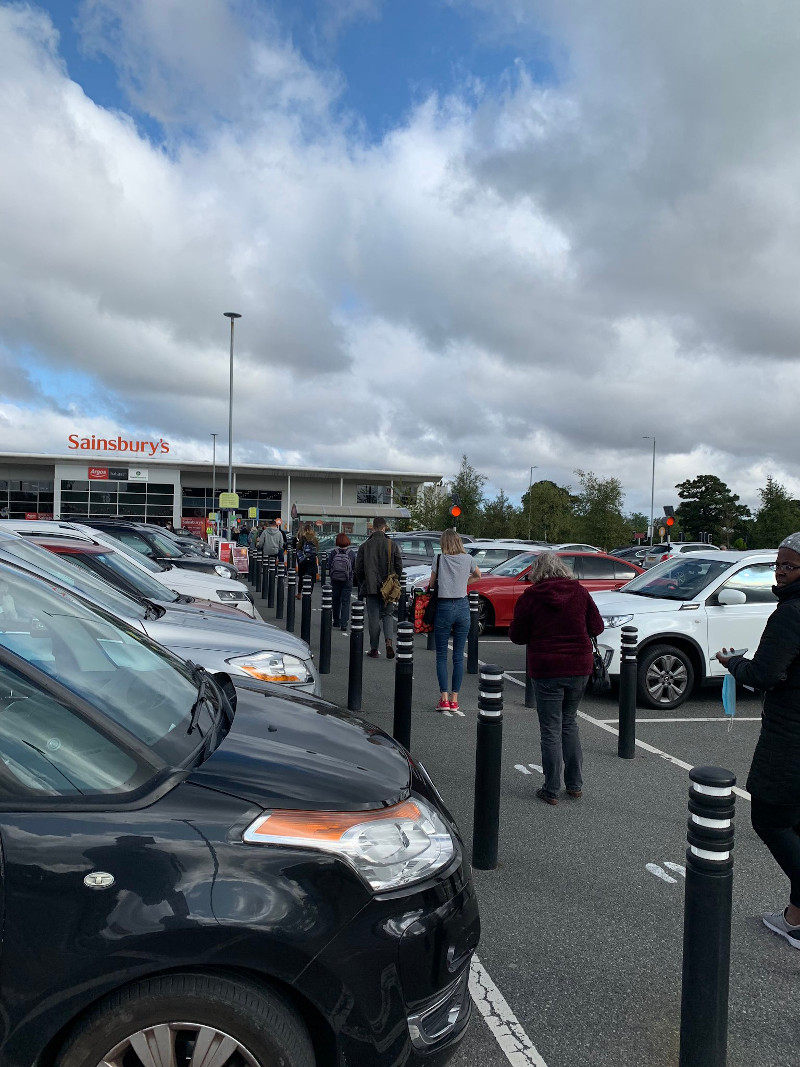 Ουρά έξω από κατάστημα Sainsbury's το Σάββατο