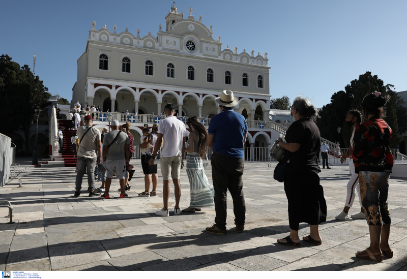 Οι πιστοί περιμένουν υπομονετικά και τηρούν τις αποστάσεις μέχρι να εισέλθουν στον ναό.