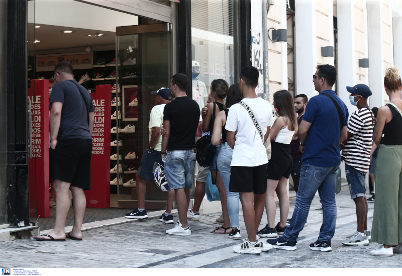 Ουρές έξω από καταστήματα για τις θερινές εκπτώσεις