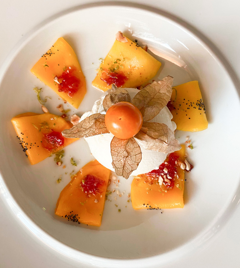 Carpaccio μάνγκο με γλυκό τριαντάφυλλο και παγωτό γιαούρτι
