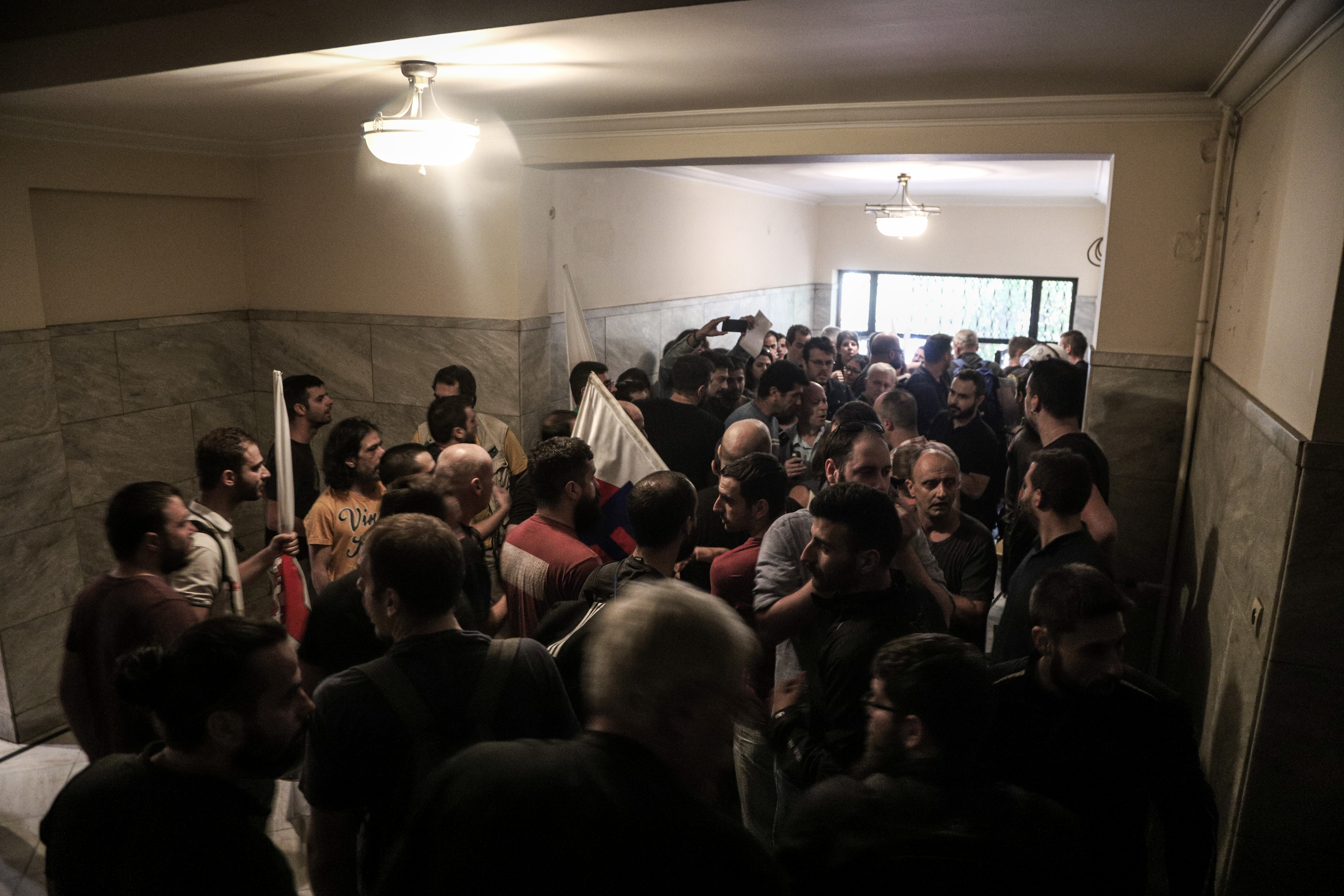 Τα μέλη του ΠΑΜΕ μπήκαν στην είσοδο της πολυκατοικίας