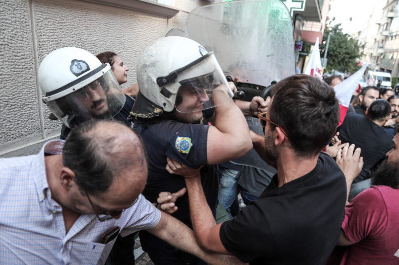 Μάχες σώμα με σώμα μεταξύ αστυνομικών και διαδηλωτών