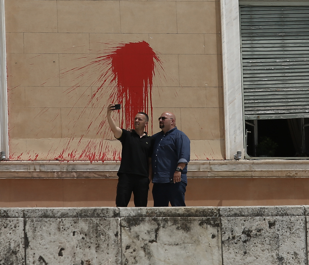 Προκλητικοί ο Ηλίας Κασιδιάρης και ο Ηλίας Παναγιώταρος έβγαζαν selfie με τις μπογιές που πέταξαν τα μέλη του Ρουβίκωνα στη Βουλή