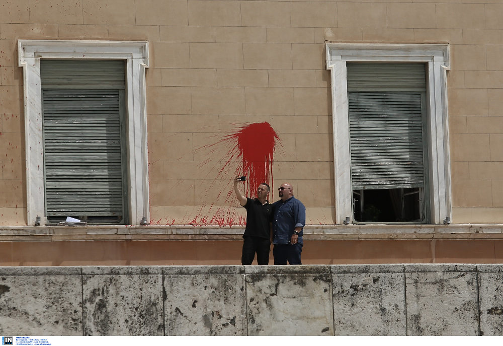 Selfie βγάζουν οι βουλευτές της ΧΑ με τις μπογιές στη Βουλή
