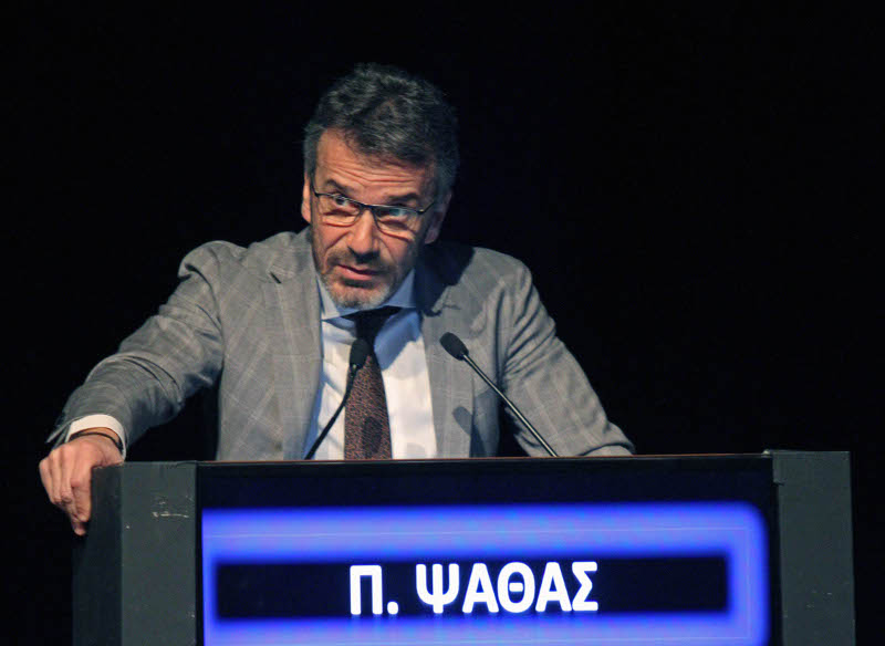 ÎŸ Î´Ï Î Î±Î½Î±Î³Î¹ÏŽÏ„Î·Ï‚ Î¨Î±Î¸Î¬Ï‚, Ï€ÏÏŒÎµÎ´ÏÎ¿Ï‚ Ï„Î·Ï‚ Institute of Life, ÏƒÏ„Î¿ Î²Î®Î¼Î± ÏƒÏ…Î½ÎµÎ´ÏÎ¯Î¿Ï… Ï„Î¿ 2017.