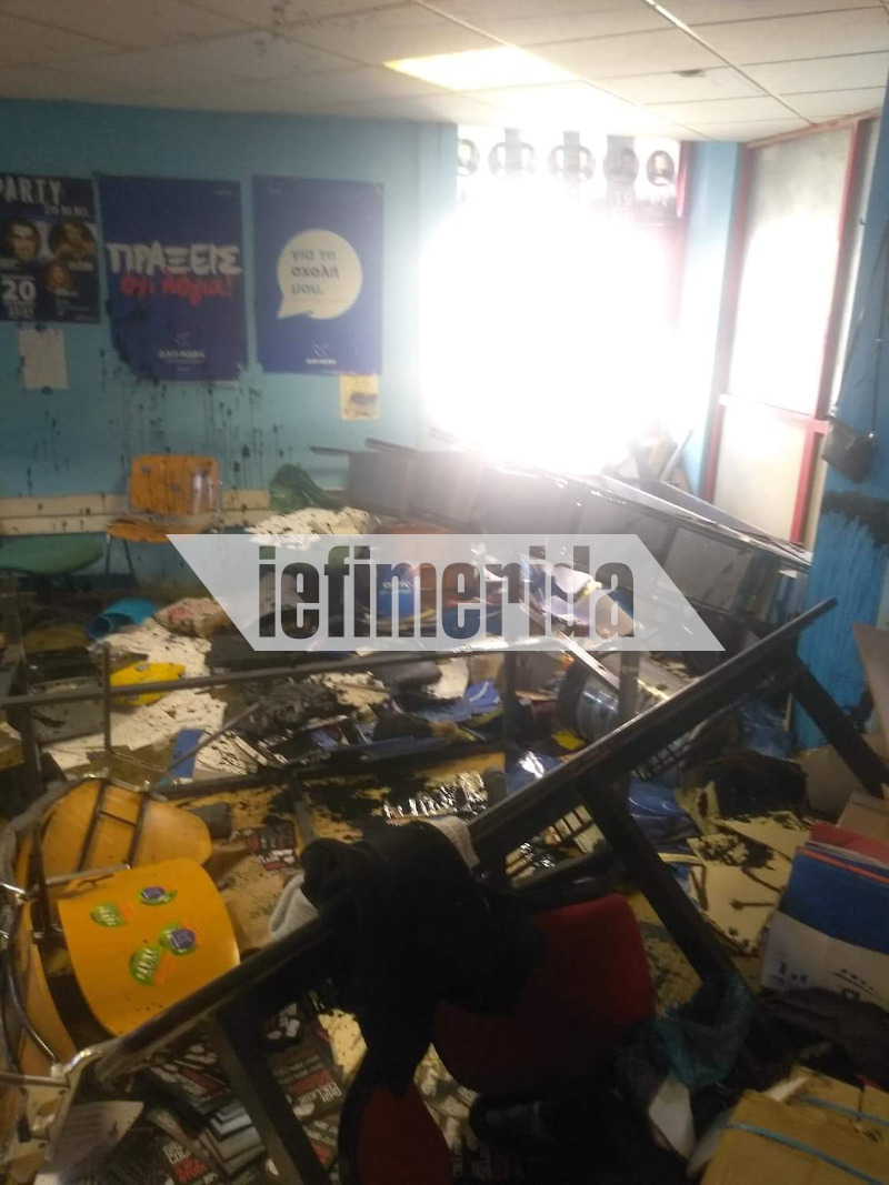Εικόνες απόλυτης καταστροφής στο Πανεπιστήμιο Πειραιά μετά από επίθεση αγνώστων