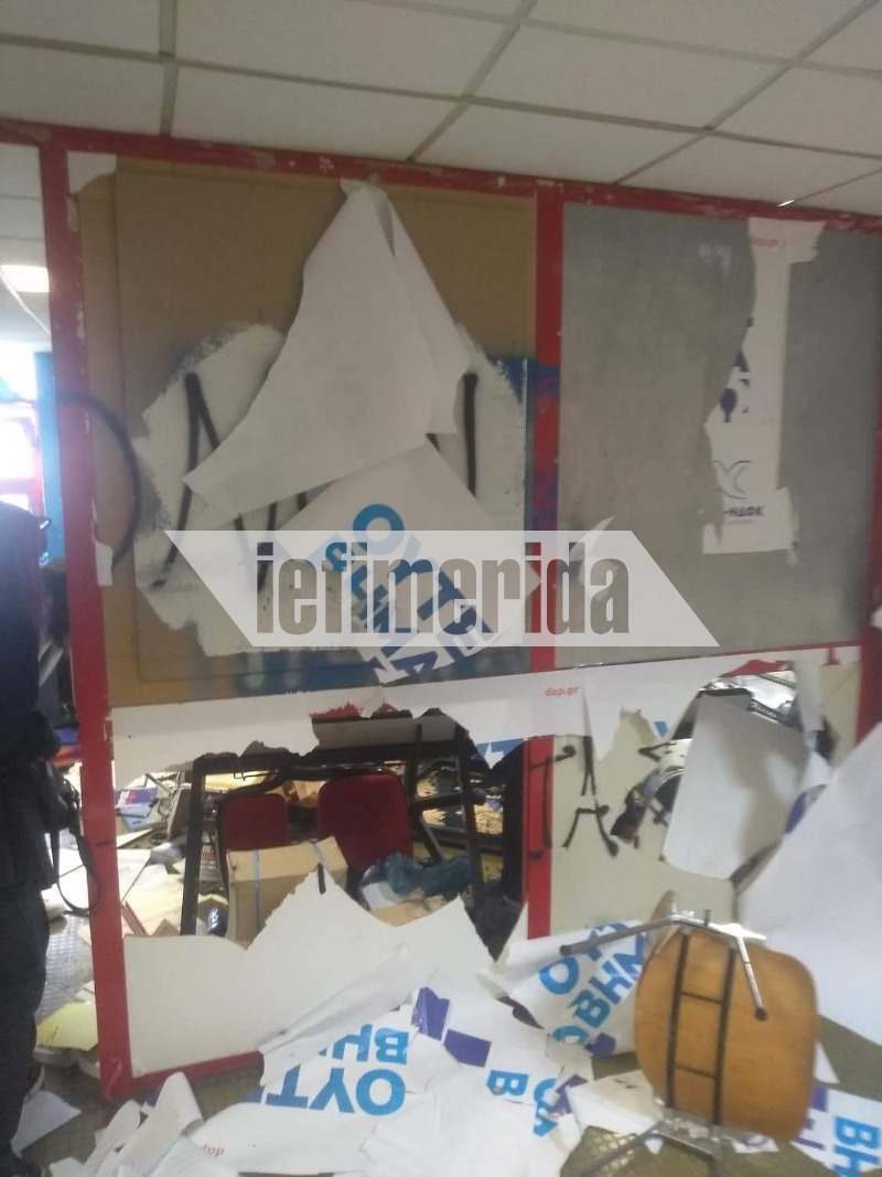 Καρέκλες, γραφεία και παράθυρα δεν ξέφυγαν από το καταστροφικό έργο των δραστών