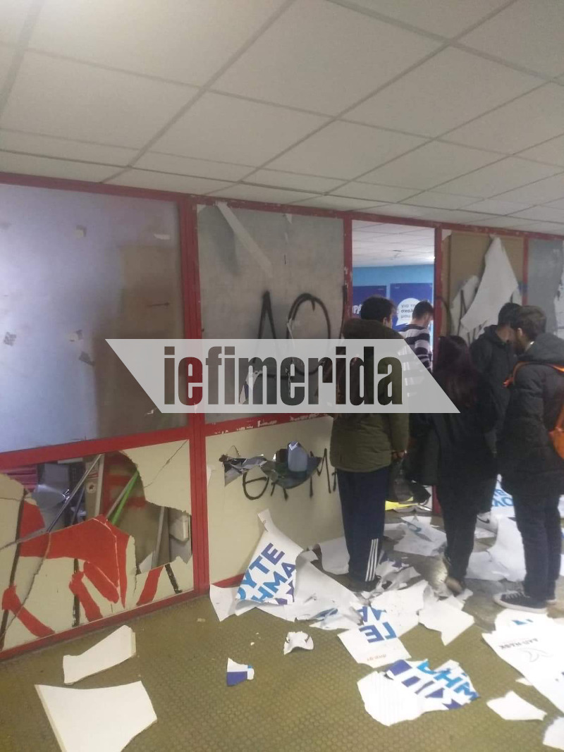 Αφού οι δράστες κατέστρεψαν τα πάντα στην αίθουσα αποχώρησαν