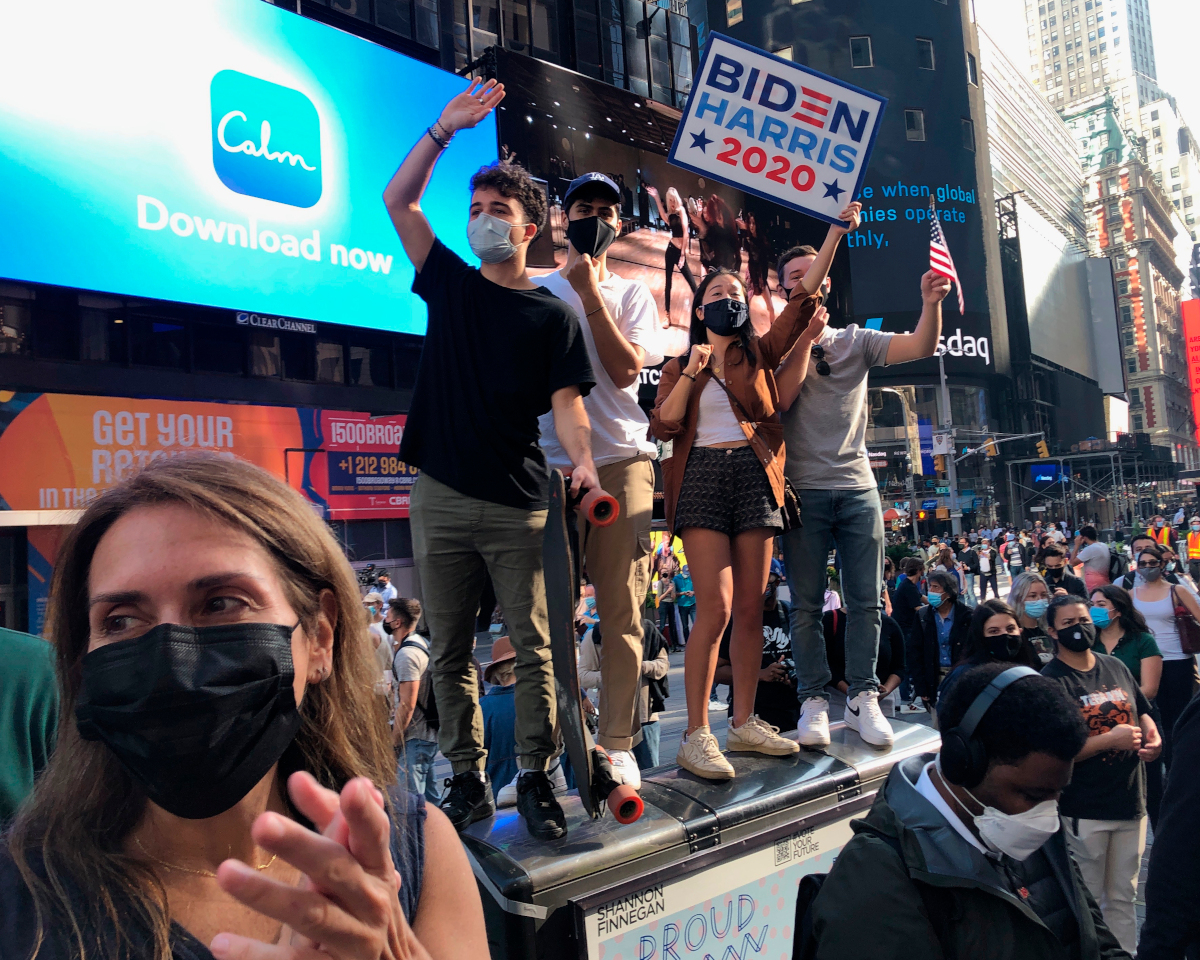 Κόσμος πανηγυρίζει στην Times Square