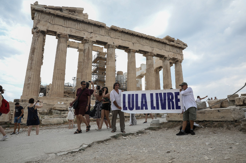 Πανό για τον Λούλα στην Ακρόπολη