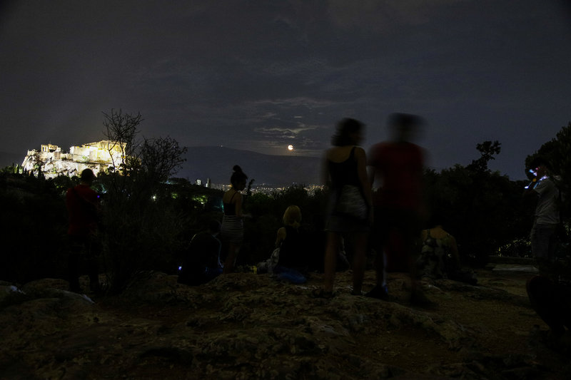 Δεκάδες επισκέπτες στο λόφο του Φιλοπάππου μαγεμένοι από την ανατολή της αυγουστιάτικης πανσελήνου