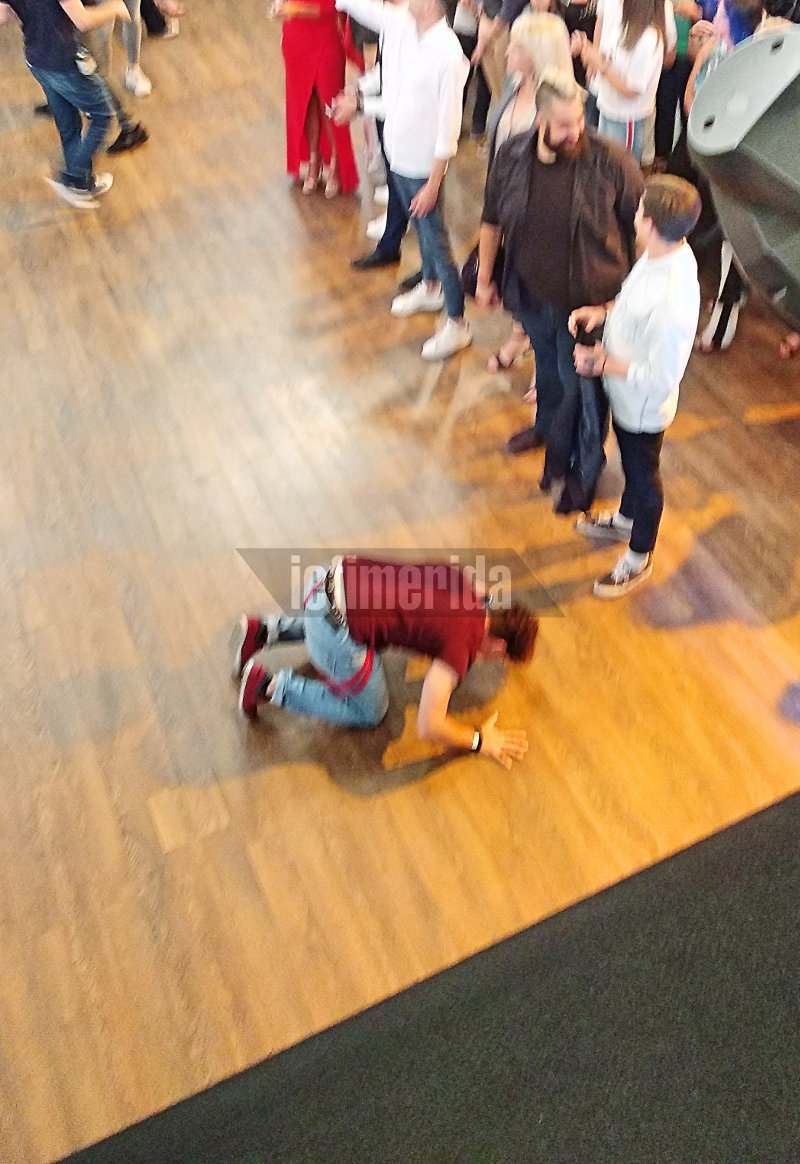 Ο Παντελής στα πατώματα «προσκυνά» το κοινό που φωνάζει το όνομά του