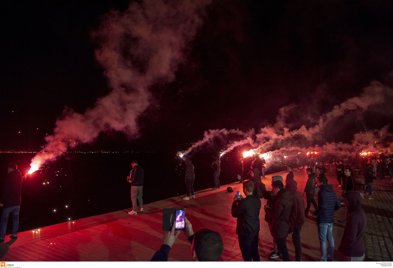 Φίλαθλοι του ΠΑΟΚ πανηγυρίζουν την κατάκτηση του κυπέλου βόλεϊ με pyroshow