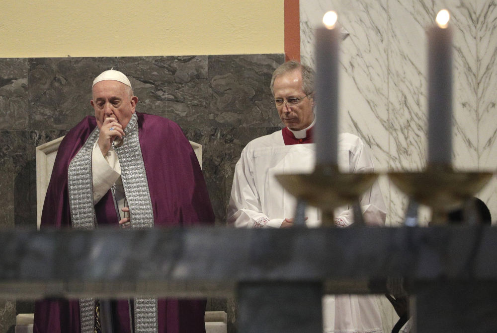 Ο Πάπας Φραγκίσκος βήχει κατά τη διάρκεια της τελετής της Τετάρτης
