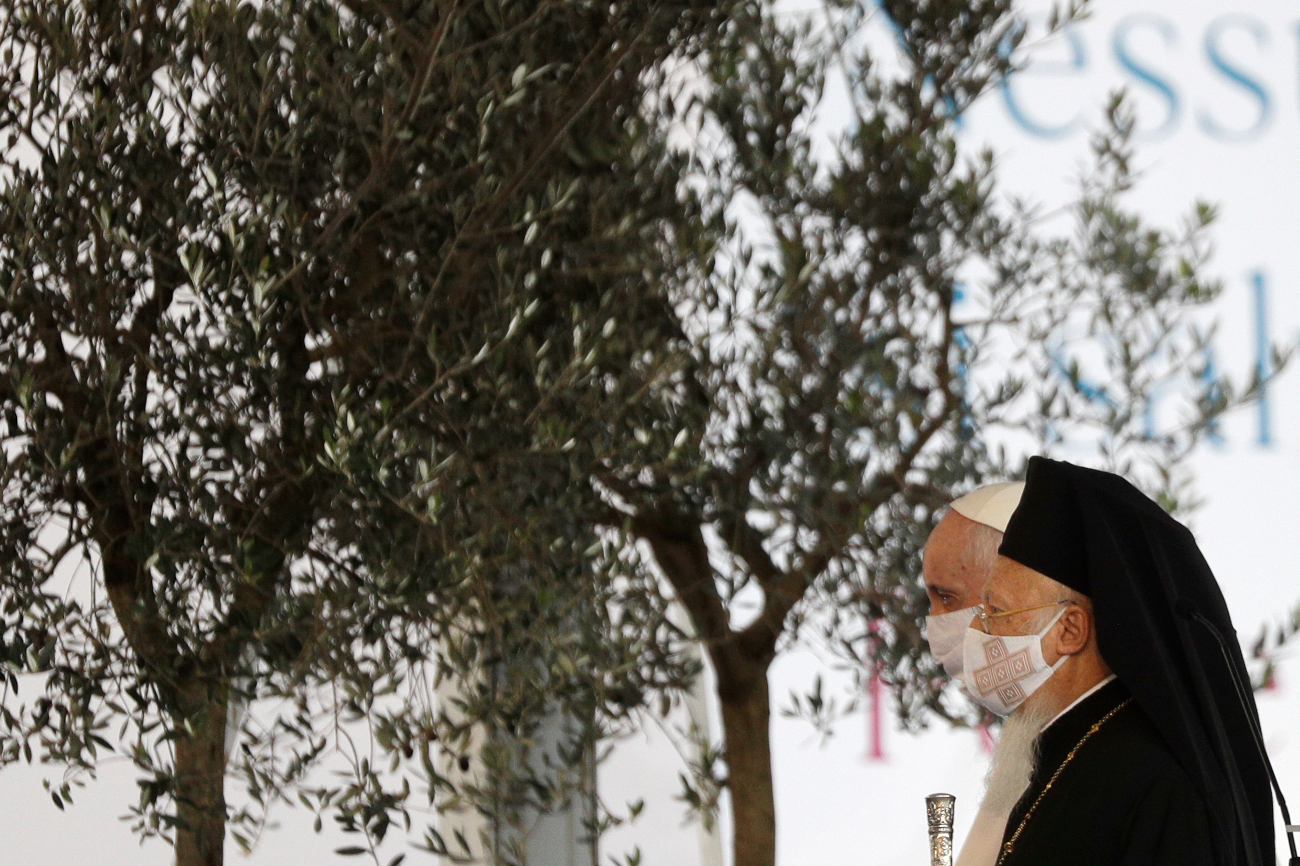 Πάπας Φραγκίσκος και Βαρθολομαίος περπατούν φορώντας μάσκα