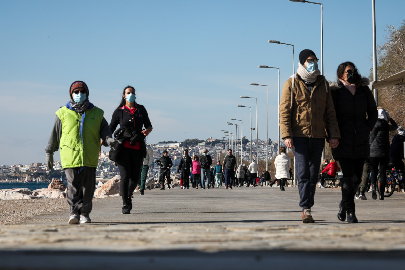Γέμισε από κόσμο η παραλία του Φλοίσβου