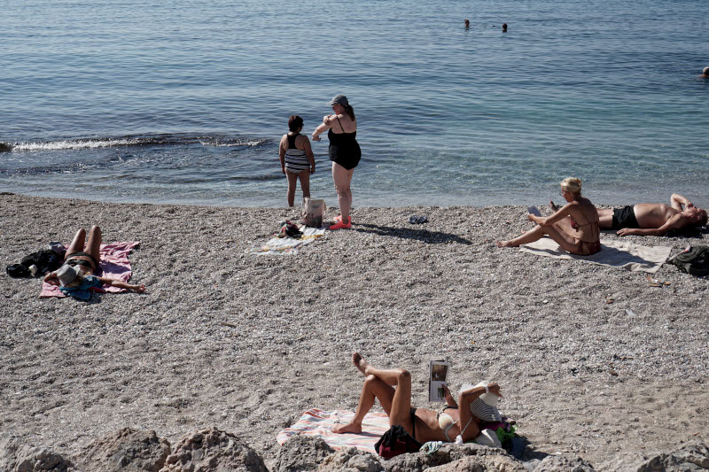 Με πετσέτες στην άμμο και βιβλία στα χέρια για ένα διαφορετικό Σαββατοκύριακο του Οκτώβρη
