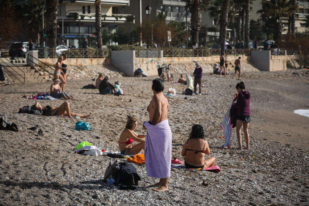 Γέμισε η παραλία του Φλοίσβου με χειμερινούς κολυμβητές