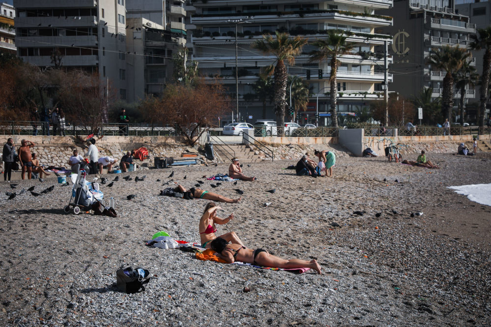 Δεκάδες πολίτες κατέβηκαν στην παραλία του Φλοίσβου το Σάββατο