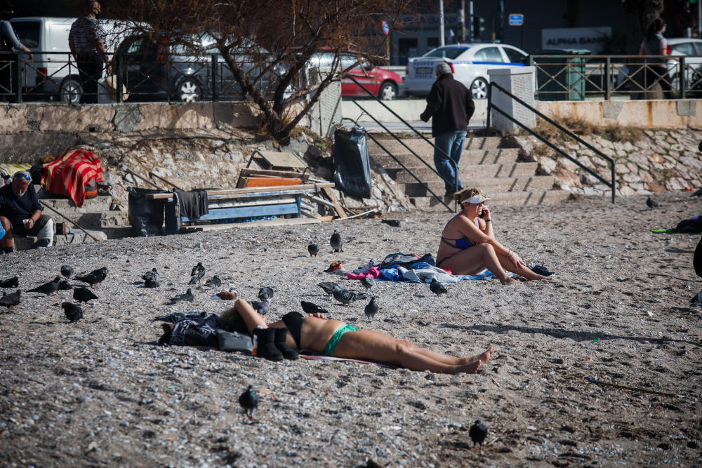 Αρκετοί ήταν οι πολίτες που φόρεσαν το μαγιό τους και έκαναν ηλιοθεραπεία