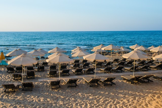 Το I resort διαθέτει ιδιωτική παραλία με ξαπλώστρες