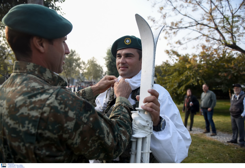 Πέδιλα του σκι και μπατόν σε ετοιμότητα