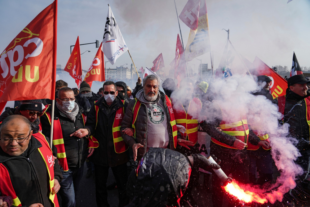 Γαλλία: Οι μεταρρυθμίσεις των συντάξεων στο υπουργικό συμβούλιο, οι διαδηλωτές στους δρόμους
