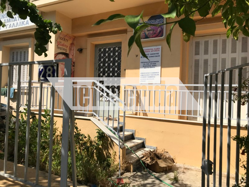 Το σπίτι της Παριζιάνας σήμερα, στην οδό Κρήτης 28 στη Ν. Χαλκηδόνα. Δεξιά, το παράθυρο απ' όπου εισέβαλε ο Χρόνης Εξαρχάκος.