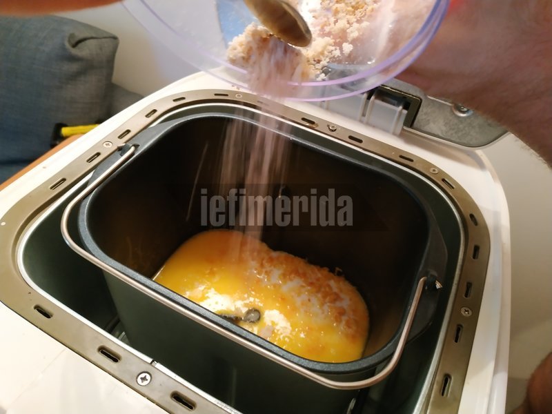 Μαχλέπι και μαστίχα πέφτουν κονιοποιημένα στον κάδο του αρτοπαρασκευαστή