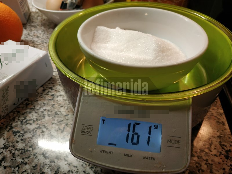 Ζύγισμα της ζάχαρης σε μια ψηφιακή ζυγαριά τροφίμων