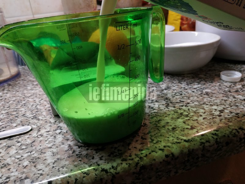 Ογκομετρητής στον οποίο μετράμε το γάλα για το τσουρέκι μας