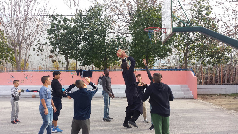 Ο πάτερ Αντώνιος παίζει μπάσκετ με αγόρια