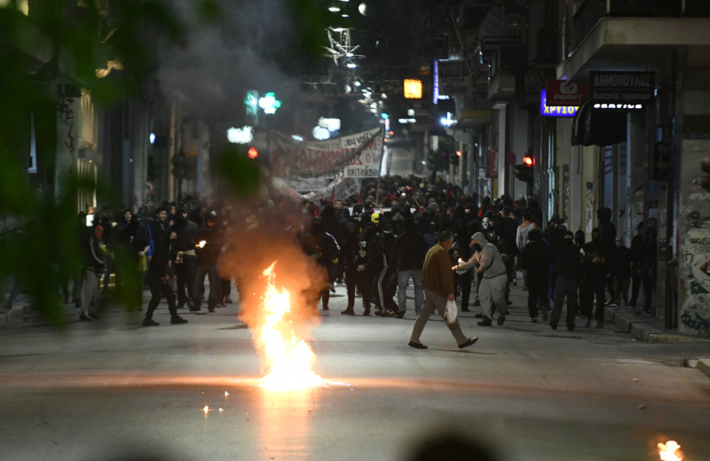 Κουκουλοφόροι σε δρόμο της Πάτρας