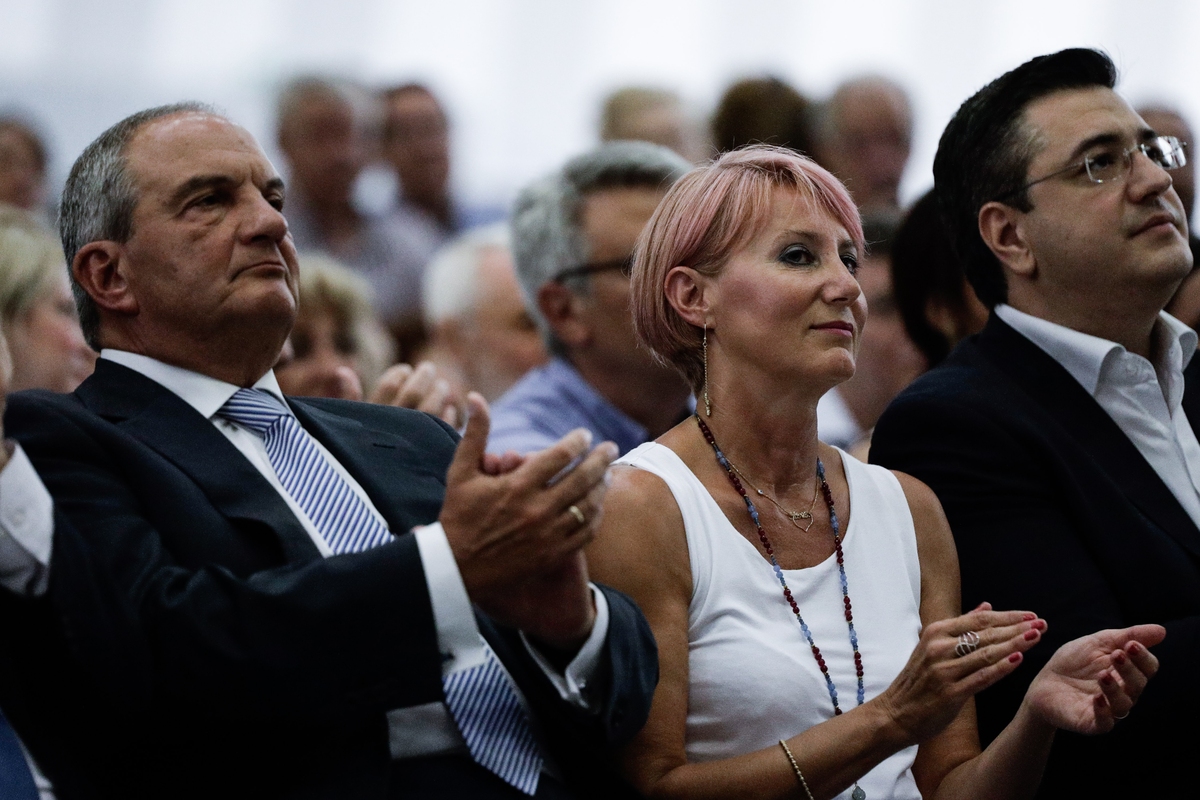 Η Νατάσσα Παζαΐτη ανάμεσα σε Καραμανλή-Τζιτζικώστα