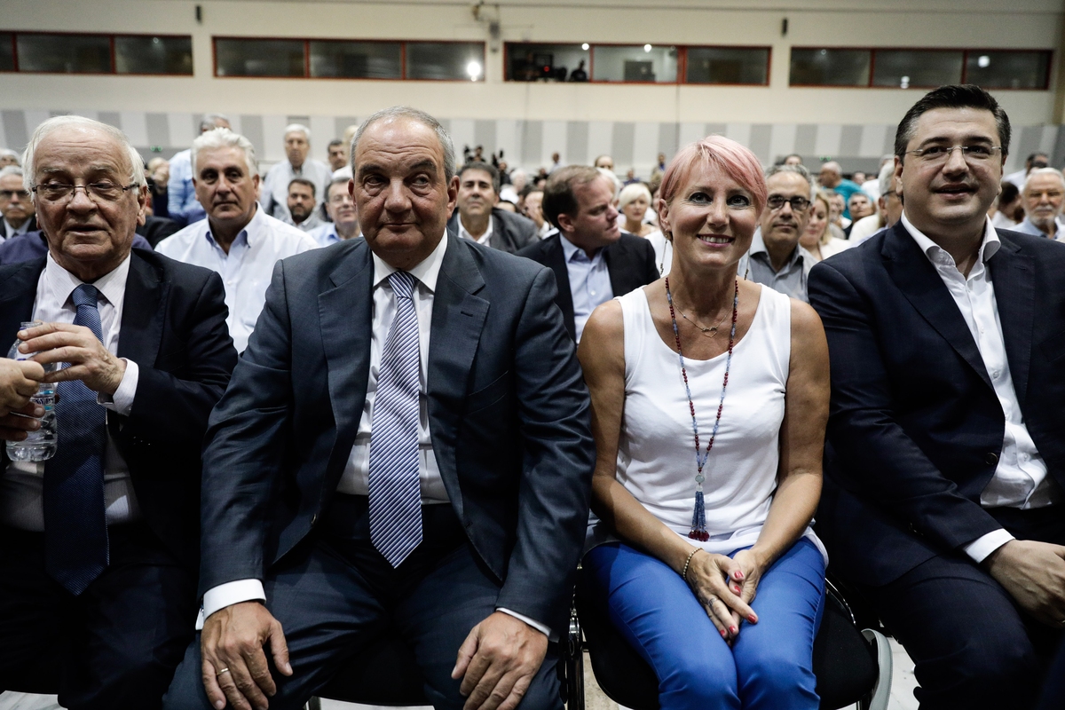 Η Νατάσσα Παζαΐτη ανάμεσα σε Απ. Τζιτζικώστα, Κ. Καραμανλή και Τ. Σπηλιωτόπουλο