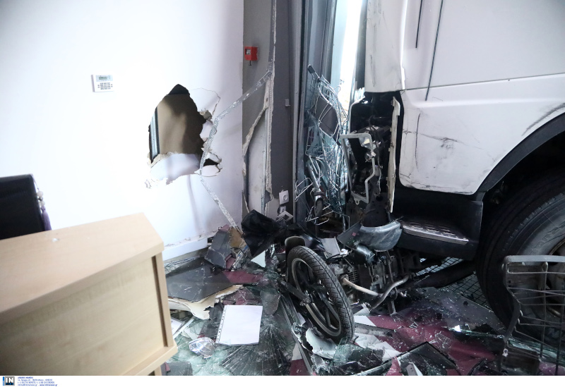 Το φορτηγό που εισέβαλε στο κατάστημα