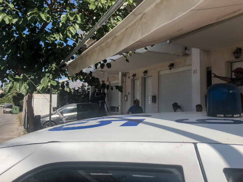 Περιπολικό έξω από σπίτι